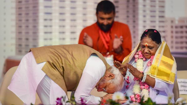 पीएम मोदी का मां अमृता से बड़ा स्नेह