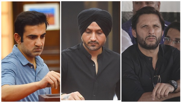 उन यूजर्स को जमकर लताड़ा है जो उनसे सवाल कर रहे हैं
