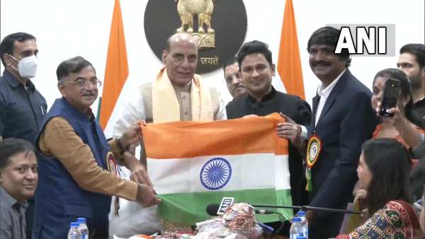 Tricolor with Rakhi, pledge to protect the country