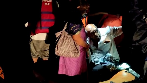 एसडीआरएफ ने नाव, रस्सियों के सहारे किया रेस्क्यू