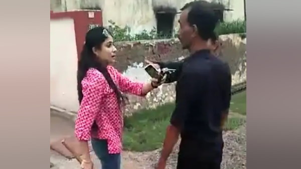 गार्ड देता रहा सफाई, महिला टीचर ने बरसाए डंडे