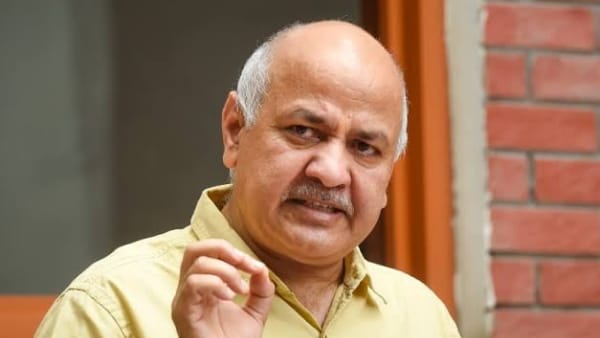 दिल्ली में मनीष सिसोदिया के यहां चल रही सीबीआई रेड पर