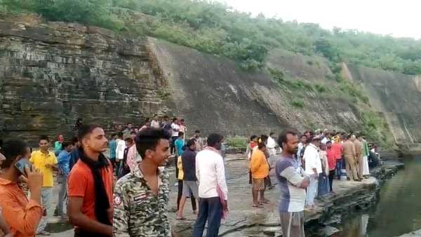 मित्र सोचे कर रहा है मजाक