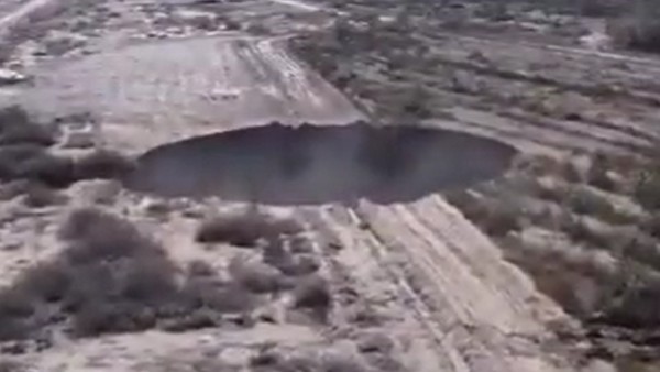 लगातार बढ़ रहा गड्ढा