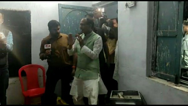भिंड में हेलीकॉप्टर से पहुंचाई गया सूखा राशन