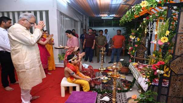 आकर्षक फूलों से सजा कैम्प कार्यालय