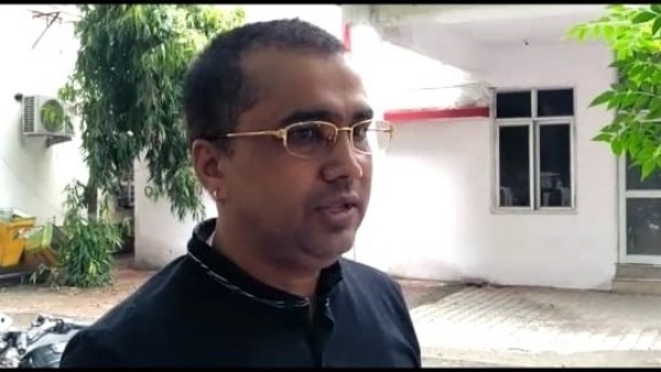 अवधेश सिंह के खाते से कट गए ₹200000