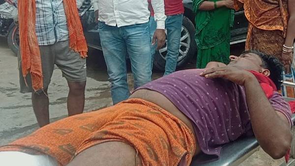 युवक के पैर में दर्द और जलन