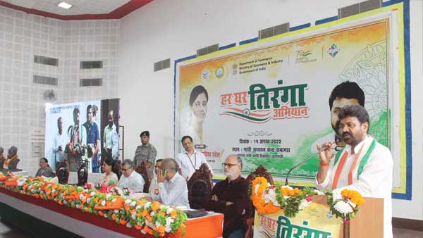 15 अगस्त को सभी घरों में तिरंगा अवश्य लगाएं