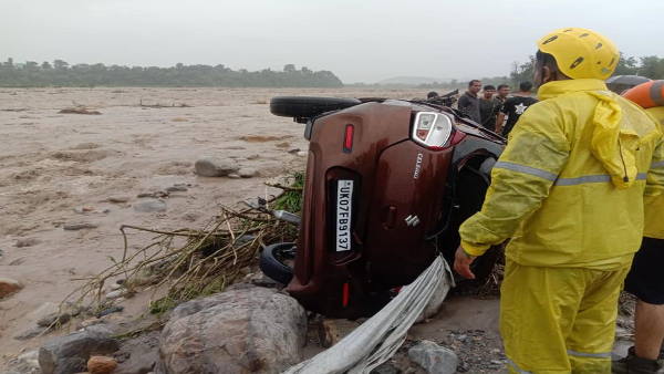 पुल टूटने से कार दुर्घटनाग्रस्त,नदी के तेज बहाव में फंस गयी