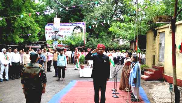 कलेक्ट्रेट में जिलाधिकारी ने किया झंडारोहण