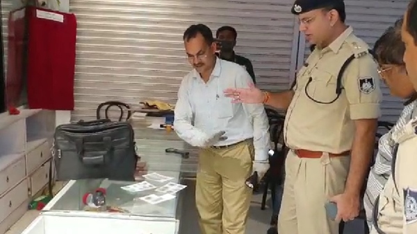 घटना स्थल से लिए फिंगर प्रिंट, कर्मचारियों से पूछताछ