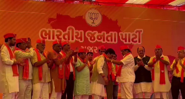 Gujarat: Congress leaders Naresh Raval and Raju Parmar join BJP Gujarat: Congress leaders Naresh Raval and Raju Parmar join BJP