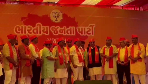Gujarat: Congress leaders Naresh Raval and Raju Parmar join BJP Gujarat: Congress leaders Naresh Raval and Raju Parmar join BJP