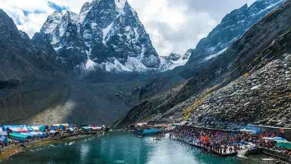पीर पंजाल की पहाड़ियों से घिर हुआ है मणिमहेश