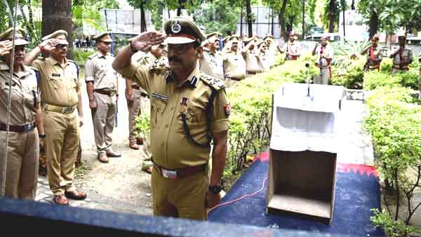 पुलिस आयुक्त कार्यालय पर झंडारोहण