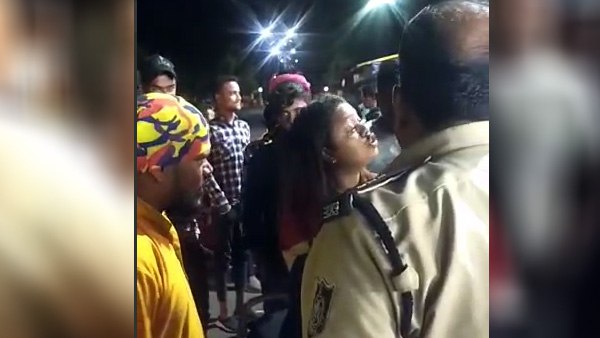 शराब के नशे में चूर स्कूटी गर्ल