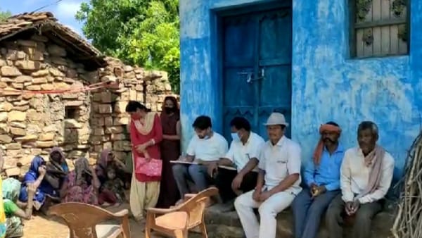 मेडिकल ऑफिसर दे रहे सफाई