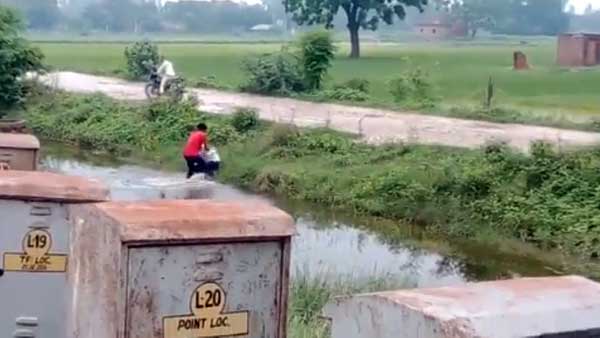 साल भर पहले शिक्षक ने कक्षा से निकाल दिया था