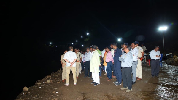 डूबने की कगार पर फोर लेन हाइवे
