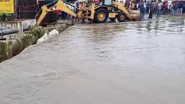 संभागीय मुख्यालय पर तालाब का नाला चढ़ा, आवागमन बंद