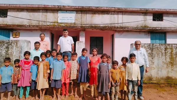 कमाल है..98 बच्चों को पढ़ाने 4 शिक्षक