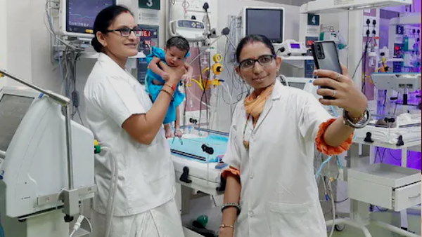 नर्सिंग स्टाफ द्वारा इसकी देखभाल की जा रही
