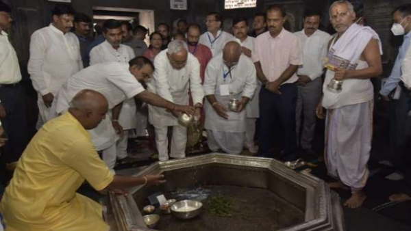 मंदिर को गंगाजल से धुलवाया गया
