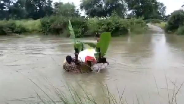 बारिश के बीच शव को श्मशान घाट लेकर गए परिजन