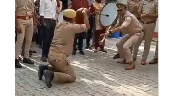 झंडारोहण के बाद दरोगा और सिपाही ने किया नागिन डांस