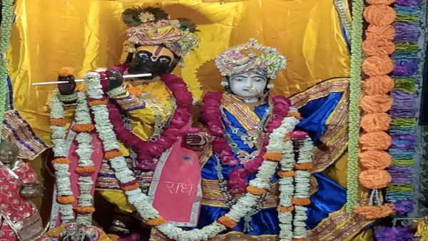 शिव राधा के रूप में और पार्वती कृष्ण भगवान के रूप में विराजमान