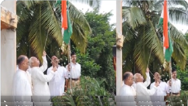 VIDEO: RSS प्रमुख मोहन भागवत ने फहराया तिरंगा, बोले- हर घर तिरंगा फहराएं, राष्ट्रीय स्वाभिमान जगाएं VIDEO: RSS प्रमुख मोहन भागवत ने फहराया तिरंगा, बोले- हर घर तिरंगा फहराएं, राष्ट्रीय स्वाभिमान जगाएं