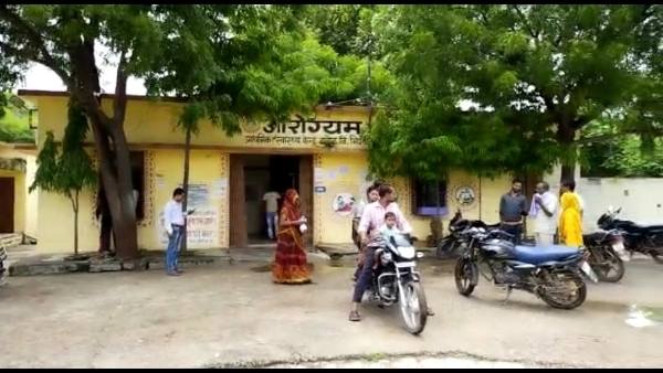 मजबूर बेटे ने पिता को हाथ ठेले में लिटा कर पहुंचाया अस्पताल