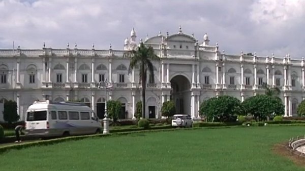 जय विलास पैलेस में प्रवेश कर गई महिला