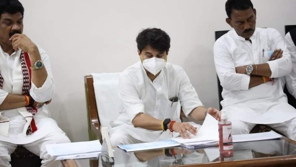 जिला मुख्यालय पर ली अधिकारियों की बैठक