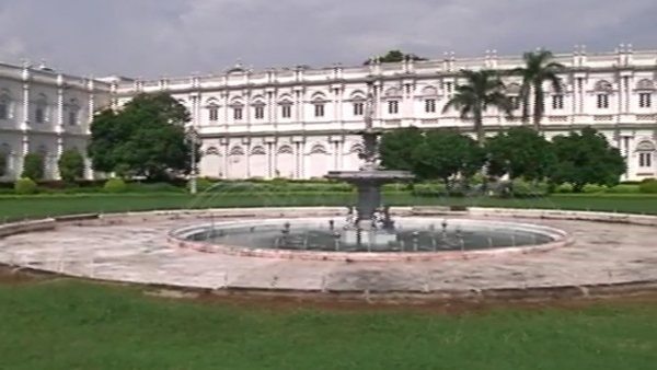 झांसी रोड थाना पुलिस ने महिला को पकड़ा