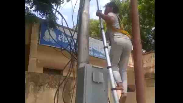 इस बात से गुस्साए लाइनमैन ने काटी थाने की लाइट