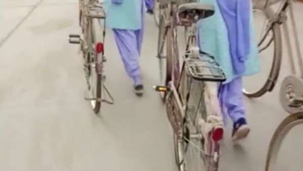 साइकिल ऐसी मिली कि पैडल मारना तक संभव नहीं था