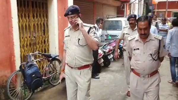 शो रूम के पीछे सुनील की बहन का स्कूल