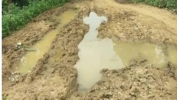 भीषण बारिश में पहुंचे शिकायत करने