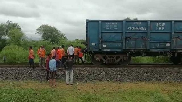 MP: पटरी पर दौड़ते-दौड़ते दो टुकड़ों में बंट गई मालगाड़ी MP: पटरी पर दौड़ते-दौड़ते दो टुकड़ों में बंट गई मालगाड़ी