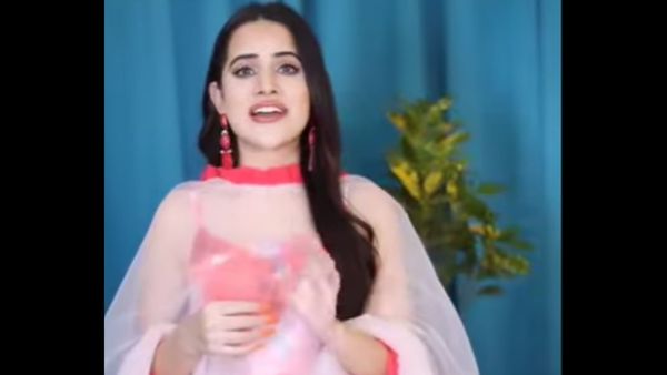 देसी लिबास में आईं नजर