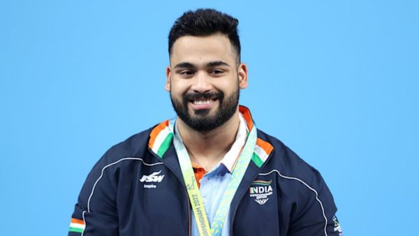 रेलवे कर्मचारी के बेटे हैं विकास