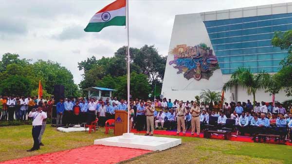 एयरपोर्ट पर निदेशक ने किया ध्वाजारोहण