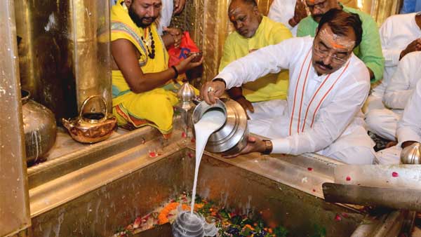 बाबा का धाम देखकर श्रद्धालु हो रहे गदगद