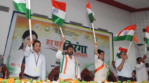 देश के कोने-कोने में नजर आ रहा तिरंगा