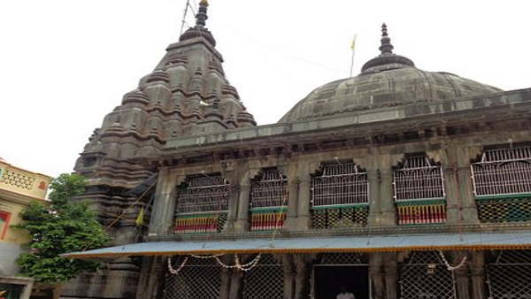 मंदिर के गेट पर बोर्ड भी लगा है