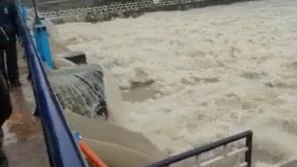 कई हिस्सों में जारी है झमाझम बारिश