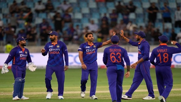 अक्षर पटेल ने झटके विकेट