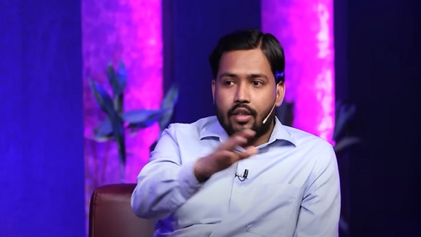 आखिर अपना नाम क्यों नहीं बताते हैं खान सर?